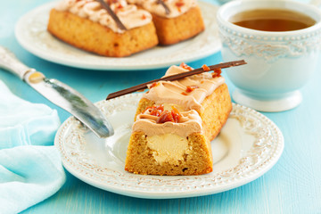 Banana-caramel cupcakes with cream 