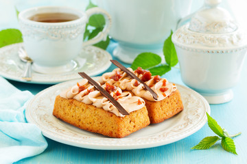 Banana-caramel cupcakes with cream 