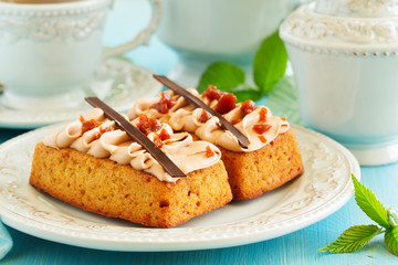 Banana-caramel cupcakes with cream 