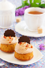 Banana-caramel cupcakes with cream 