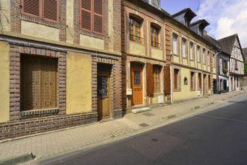 Fototapeta na wymiar Rue du Canon colorée à Verneuil d'Avre et d'Iton (27130 et 27160), département de l'Eure en région Normandie, France