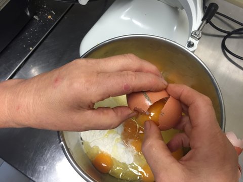 rompere le uova cucina cheff