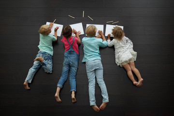 kids drawing pictures