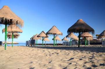 Piękna piaszczysta plaża Playa de Puerto Colon w Adeje na Teneryfie - obrazy, fototapety, plakaty