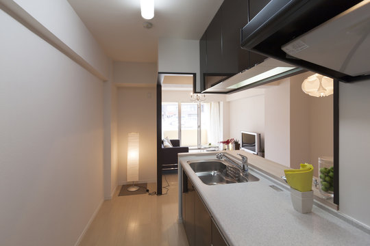 対面式キッチン イメージ　梁あり　夜間照明