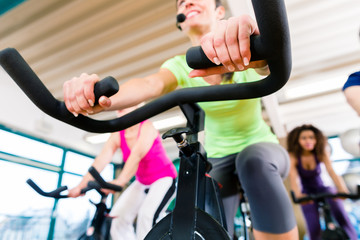 Frau beim Fitness Training Spinning im Fitnessstudio