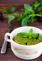 Gnocchi with spinach, basil and lemon