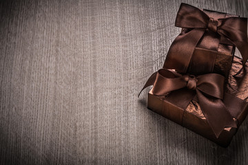 Gifts boxed in glittery paper with brown ribbons celebration con