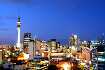 Naklejka premium Aerial view of Auckland financial center skyline at dusk