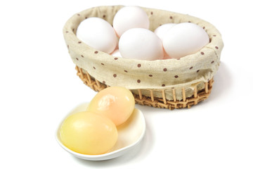 カゴに盛られた卵と冷凍たまご