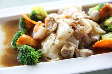 Hong kong fried noodle with seafood