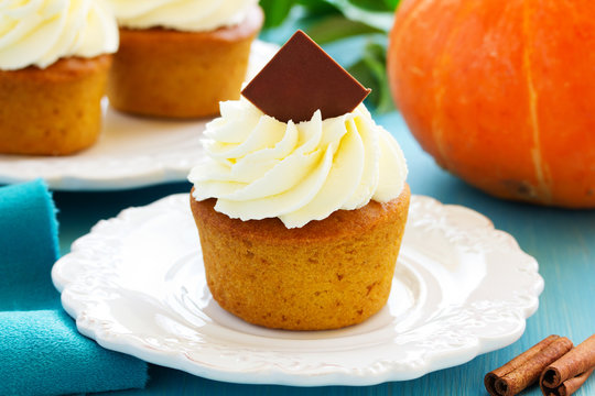 Pumpkin muffins with cream.