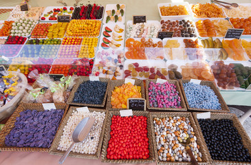 フランス　マルシェ　イメージ　　お菓子屋さん　測り売り