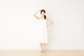 部屋で立つ女性　怒る