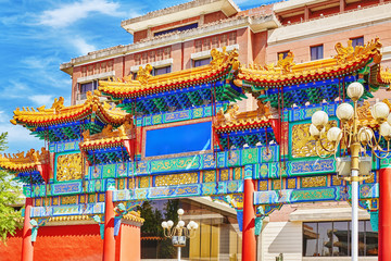 Fototapeta na wymiar Traditional Chinese gate in Beijing.