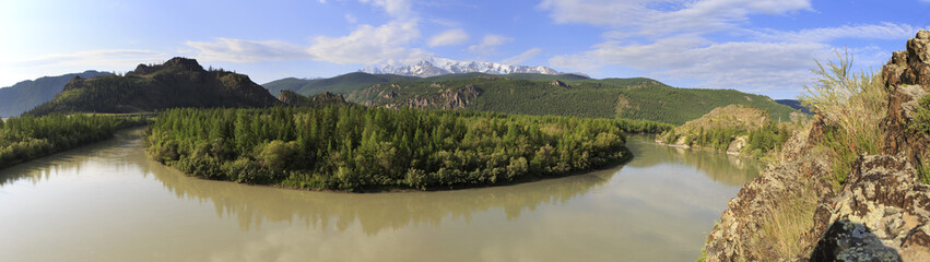 Fototapeta premium Chuya River and snow capped North Chuysky ridge.
