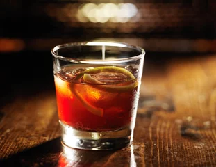 Fotobehang sazerac cocktail op donkere houten achtergrond © Joshua Resnick