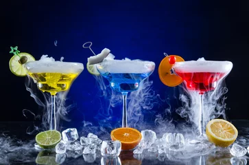 Selbstklebende Fototapete Foto des Tages Martini-Getränke mit Räuchereffekt