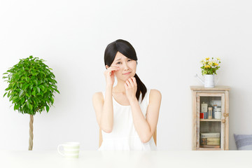 部屋で泣く女性