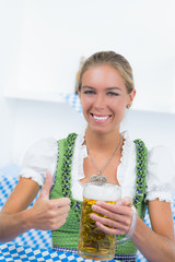 junge frau beim oktoberfest