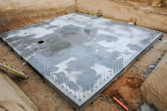 Fundamentplatte aus Beton in einer Baugrube für ein Einfamilienhaus