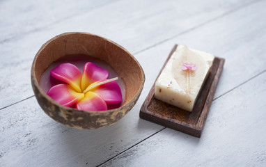 Obraz na płótnie Canvas Plumeria candle flower and natural soap