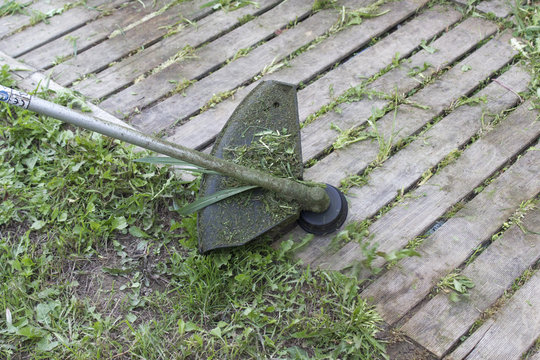 Debroussailleuse dans un jardin