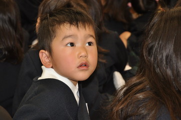 考える　子ども　集中