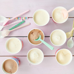 Verschiedene Becher mit Eiscreme