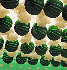 Farolillos verdes y blancos en la Feria, España