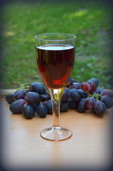 Бокал красного вина и винограда