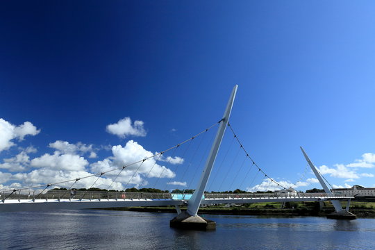 Die Br&uuml;cke von Derry &uuml;ber den River Foyle