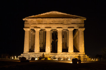 Obraz premium Temple of Concord at night. Front view. New led lighting system. Valley of Temples, Agrigento.
