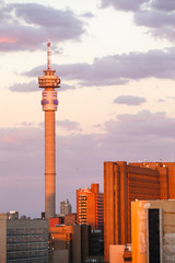 Naklejka premium Miasto Johannesburg skąpane w popołudniowym słońcu. Zdjęcie budynków i dachów z przedmieść Braamfontein w centrum miasta.