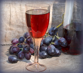 Бокал красного вина и винограда