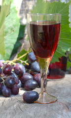 Бокал красного вина и винограда