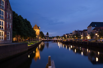 Uitzicht over de Thorbeckegracht richting de wijndragerstoren in Zwolle, gezien vanaf het Pelserbrugje