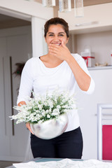 Junge Frau arbeitet in der K&uuml;che