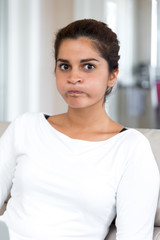 Junge Frau chillt im Wohnzimmer