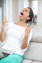 Junge Frau chillt im Wohnzimmer