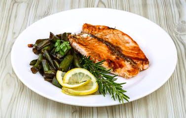 Grilled salmon with green beans