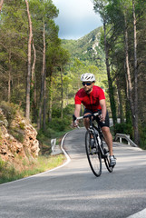 Fototapeta premium Cyclist raising mountain in highway