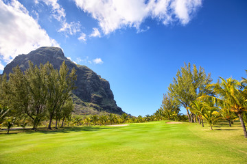 Golfbaan in de buurt van de berg Le Morne op het eiland Mauritius
