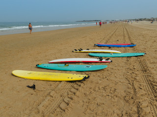 Fototapeta na wymiar Tabla de surf en la arena de la playa