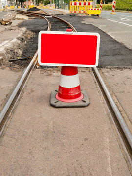 Schild - Schutzhalt - Sicherheit bei Gleisbauarbeiten