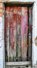 verfallene rote Holztür