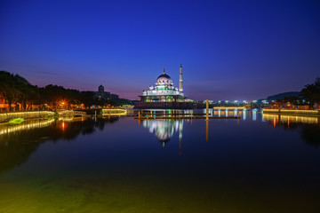 Fototapeta na wymiar Beautiful view of Putra Mosque during sunrise in Putrajaya, Malaysia