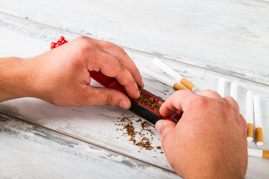 Fare le sigarette con la macchinetta