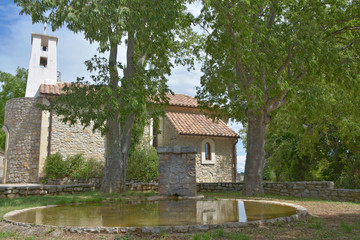 fontaine et église dans village