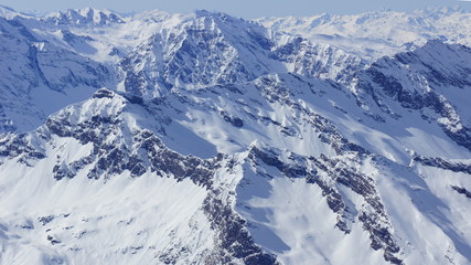 Fototapeta na wymiar schöner weißer Winter über die Gipfel der Alpen in Europa